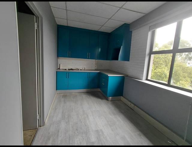 230M² OFFICE TO LET IN EPSOM DOWNS